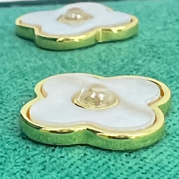 CHARLOTTE & LEXI, WOMENS STERLING SILVER, CLOVER EARRINGS WITH CUBIC ZIRCONIA - Picture 5 of 16